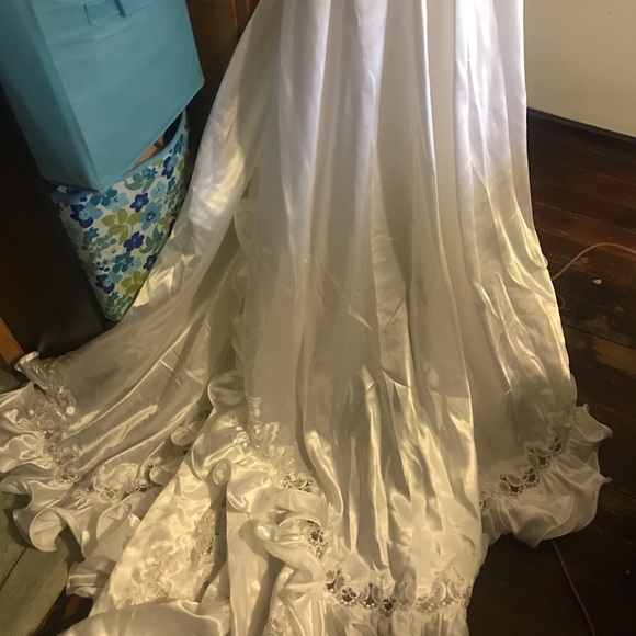 Vintage Alfred Angelo Beautiful Sequined Full Length Puff Sleeved Wedding Gown. - Picture 7 of 17